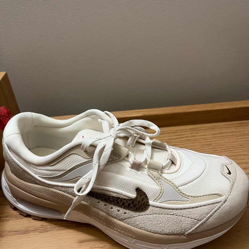 NIKE AIR BLISS - Never Worn - Size 8.5